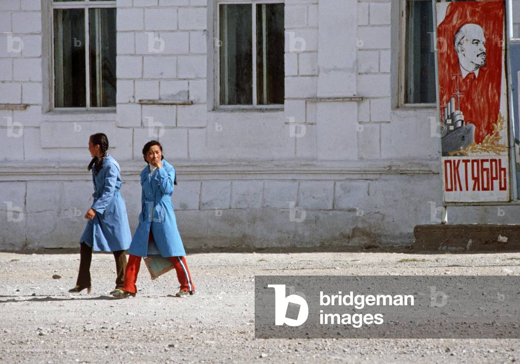Mongolian women walking in Gobi-Altai town, Gobi Desert, Mongolia, Asia