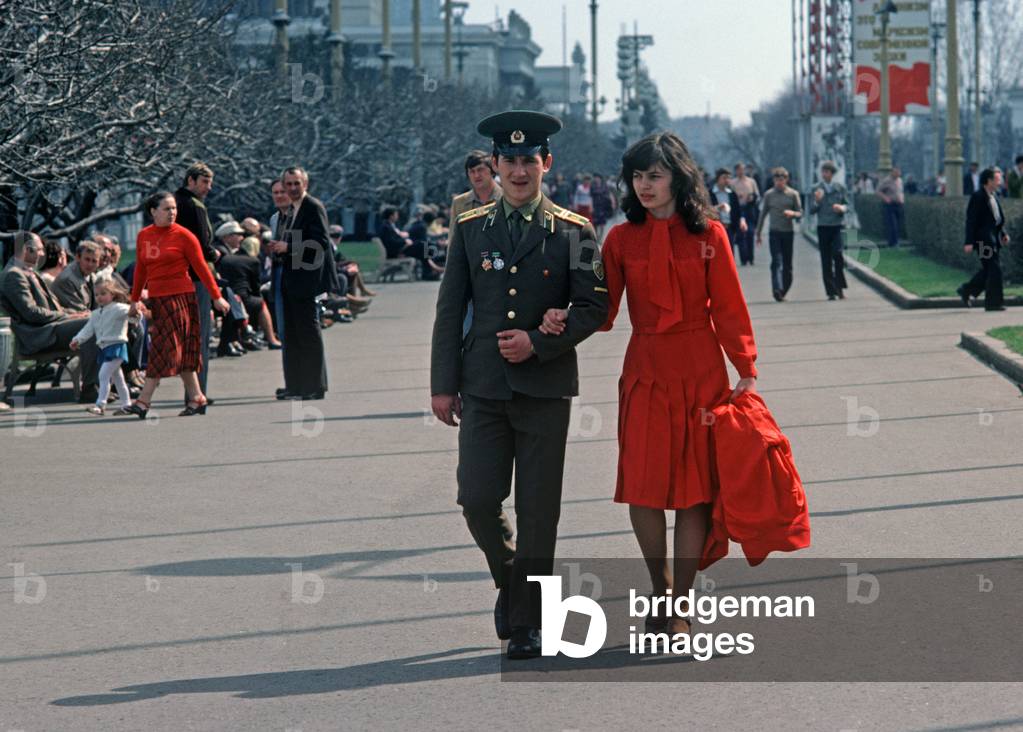 Russian soldier with girlfriend in Moscow, Russia (photo)