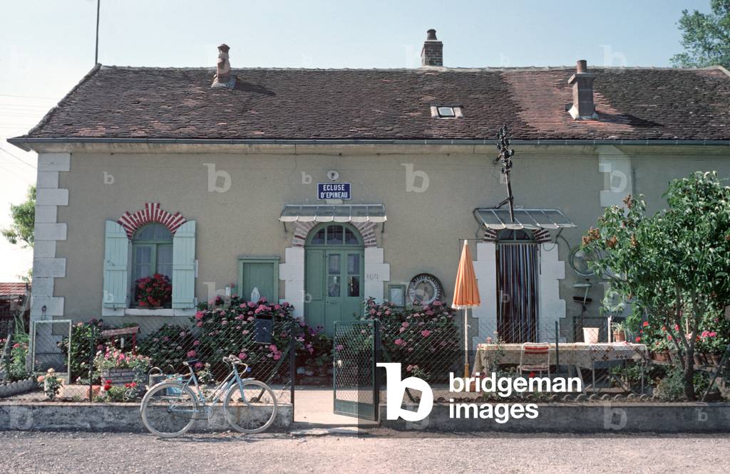 Ecluse D'Epineau, River Yonne, lock keepers cottage, Burgundy, France (photo)