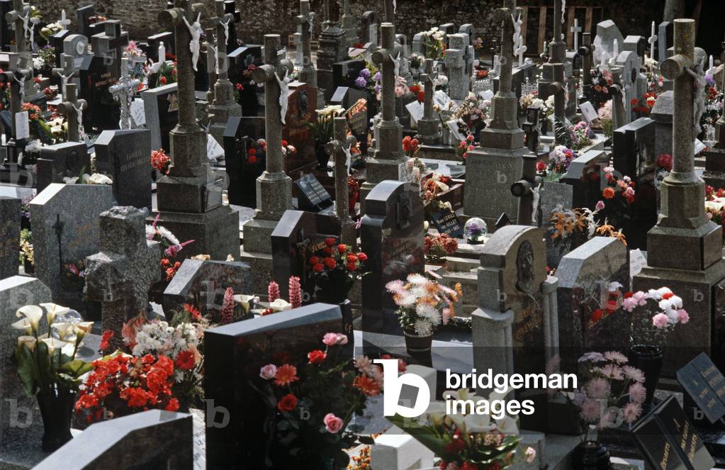 Crowded cemetery, village of Lampaul, Island of Ushant, Brittany, France (photo)