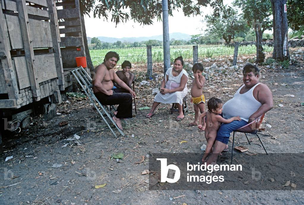 Nicaraguan family resting in the shade, Nicaragua, Central America (photo)