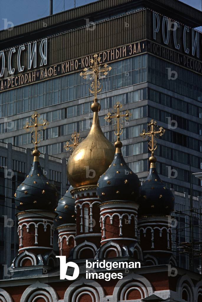 Russian Orthodox Church of St George against now demolished Hotel Rossiya (photo)