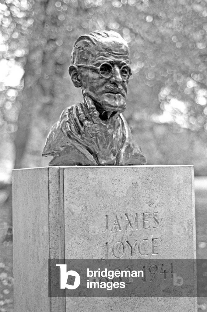 statue of James Joyce in St Stephen's Green, Dublin, Ireland (photo)