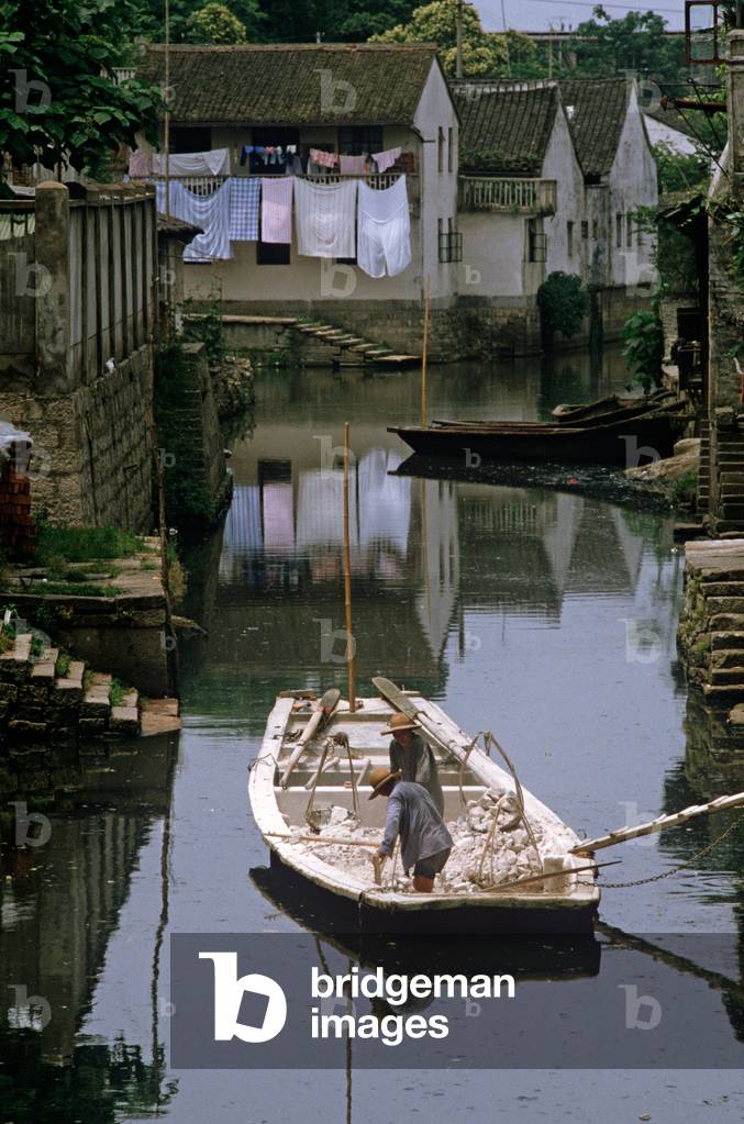 building work and canal boats on Shaoxing waterways, China (photo)