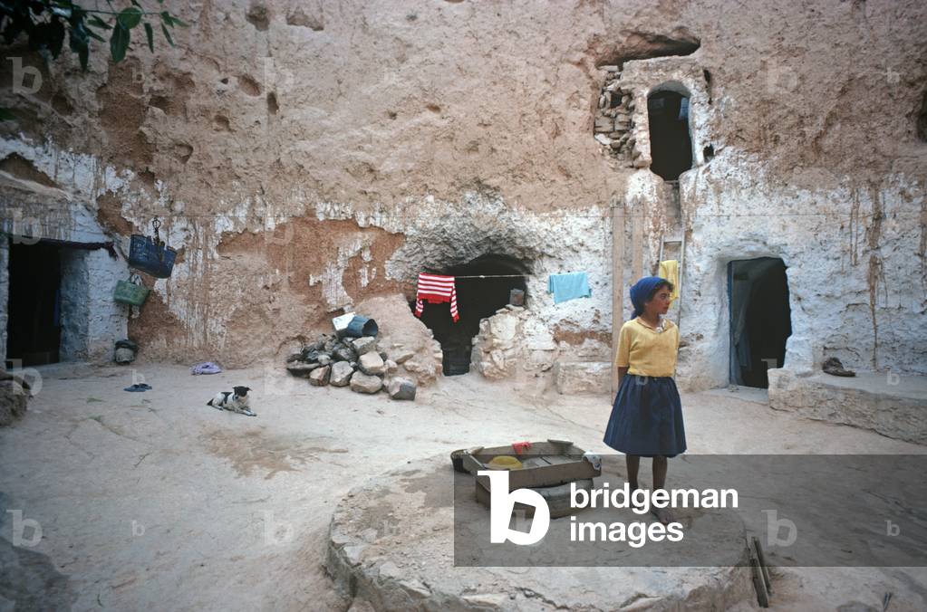 Berber arab cave dwellers Troglodyte underground buildings, South Tunisia, North Africa (photo)