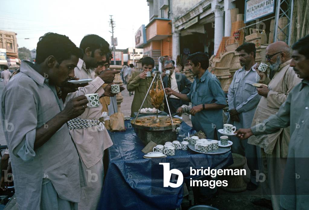 Drinking tea at street stall, Rawalpindi, Punjab Province, Pakistan (photo)