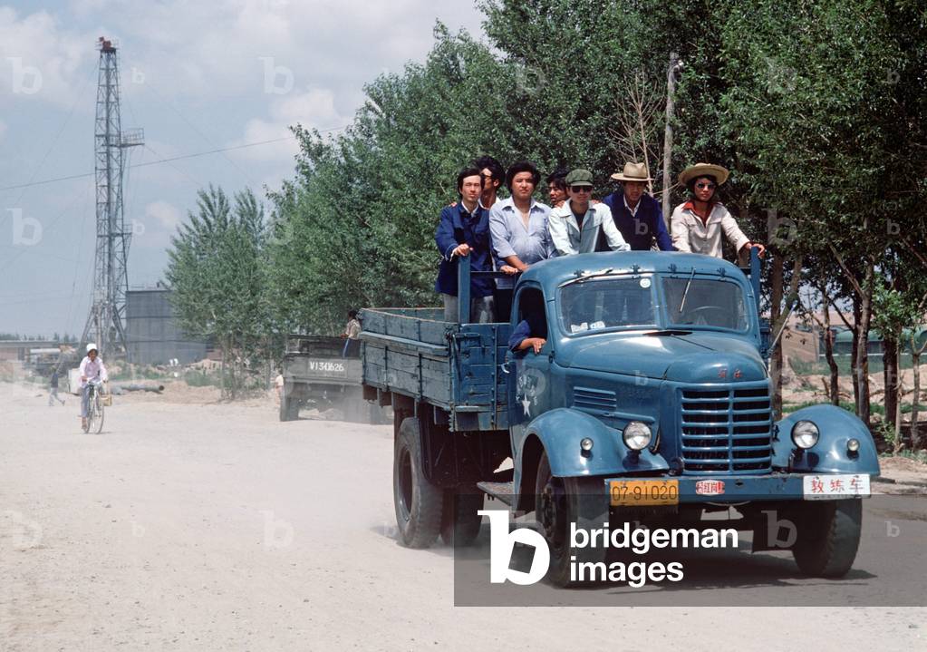 Oil workers in Daqing Oil Fields, Heilongjiang Province, China (photo)