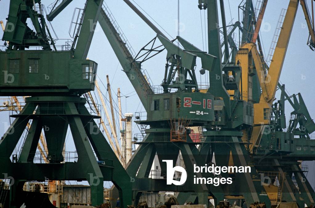 Qingdao port cranes, Shandong province, China, 1985 (photo)