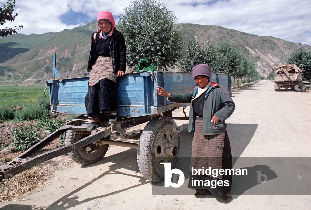 Tibetan woman in countryside, Autonomous Region, China (photo)