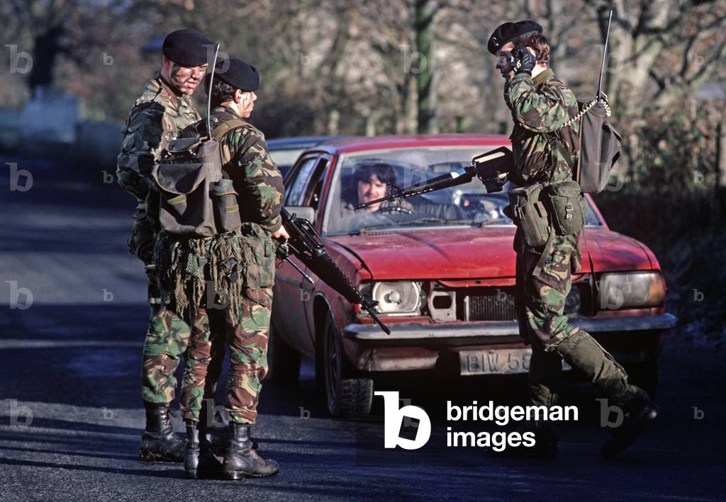 South Armagh, United Kingdom - British Army Soldiers vehicle check near the border with the Republic of Ireland during The Troubles, 1985 (photo)