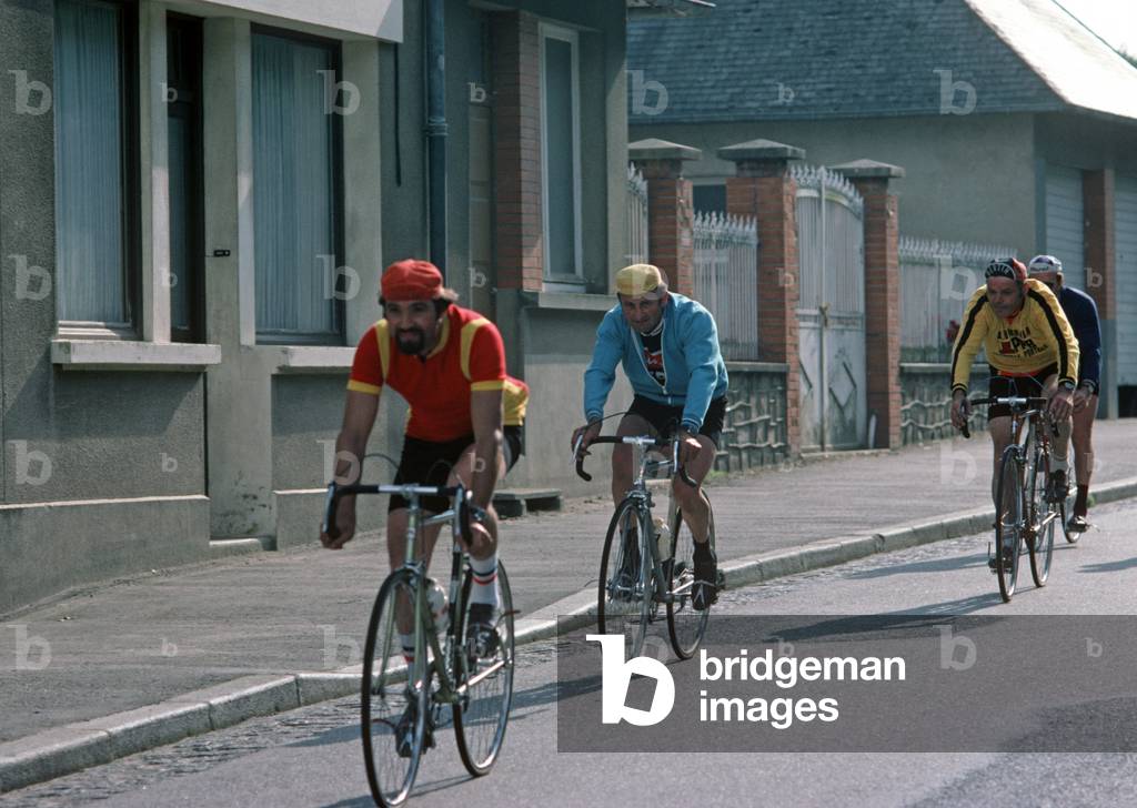 Racing cyclists in in town of St-Sauveur-Le-Vicomte, Normandy, France (photo)