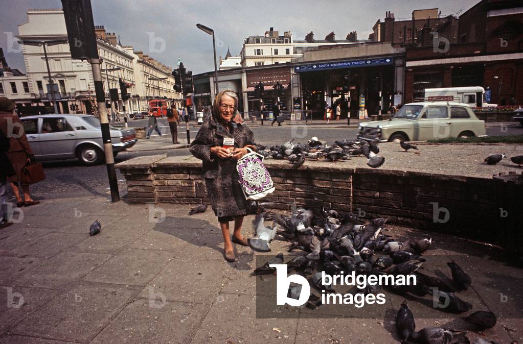 Woman feeding pigeons in  South Kensington, London, 1972 (photo)