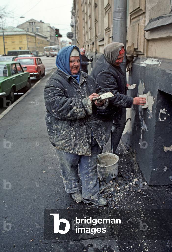 Moscow manual women labour workers, Moscow, Russia (photo)