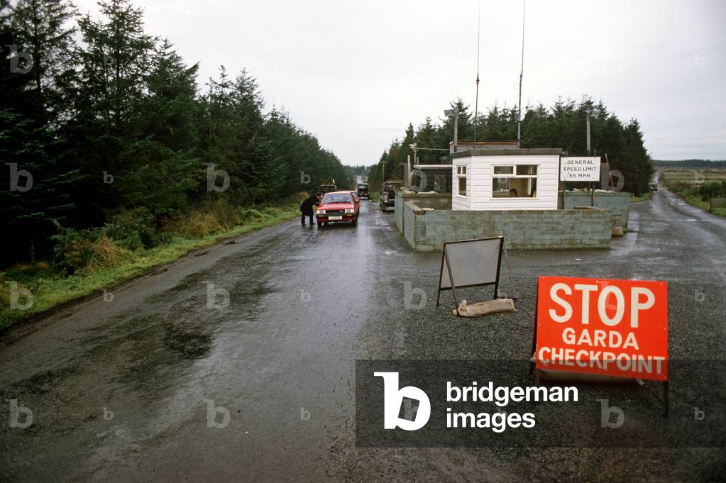 Garda, Irish police, checkpoint, in Donegal during The Troubles, 1985 (photo)