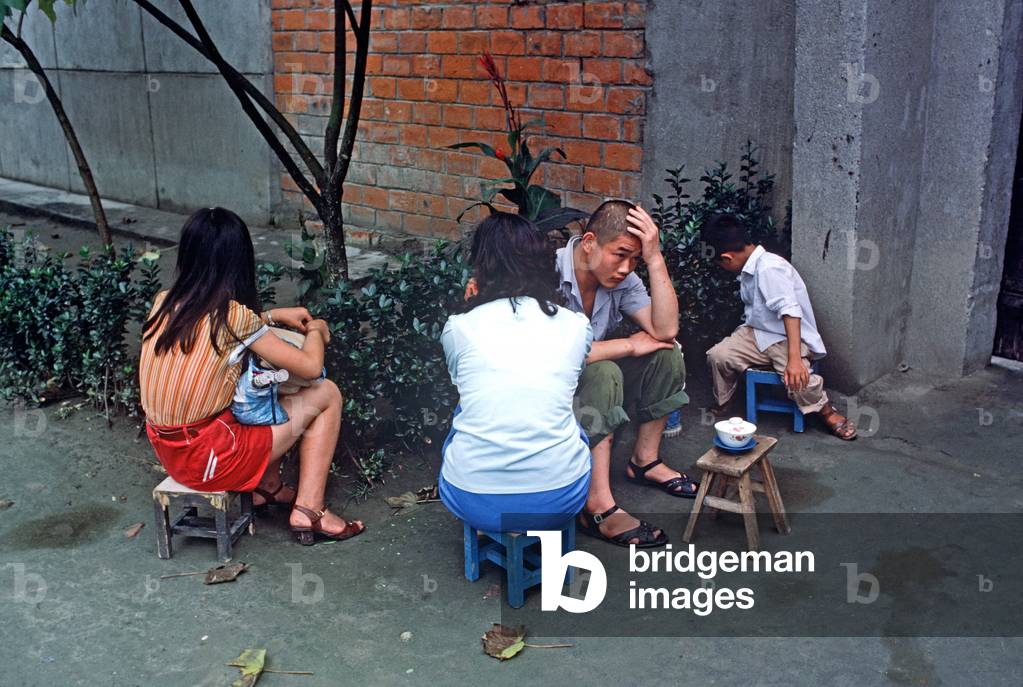 Family visiting imprisoned youth in Chengdu Youth Detention Center, China, 1985 (photo)