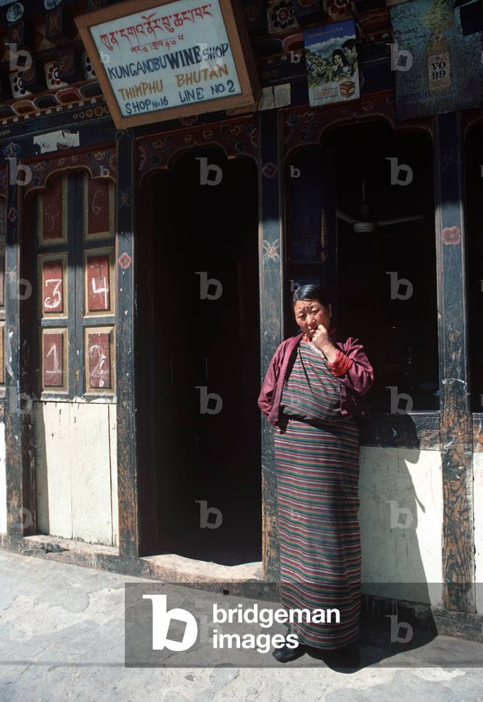 Bhutanese woman, Thimphu, capital of Bhutan, Himalayas (photo)