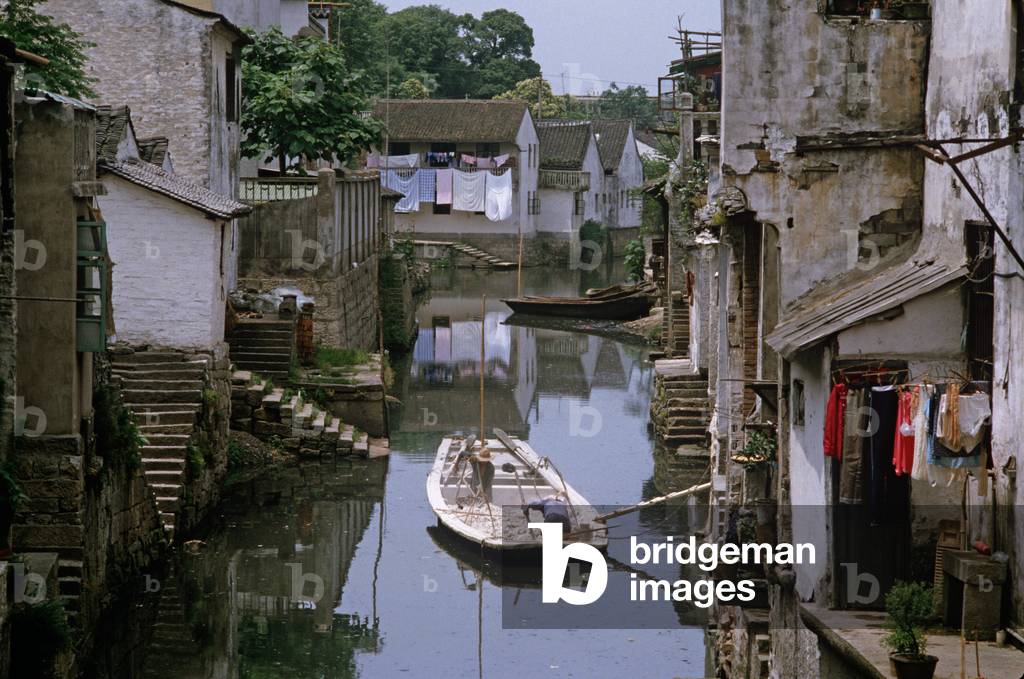 building work and canal boats on Shaoxing waterways, China (photo)