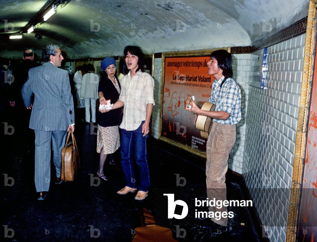 French Vietnamese musicians playing in Metro, Paris, France (photo)