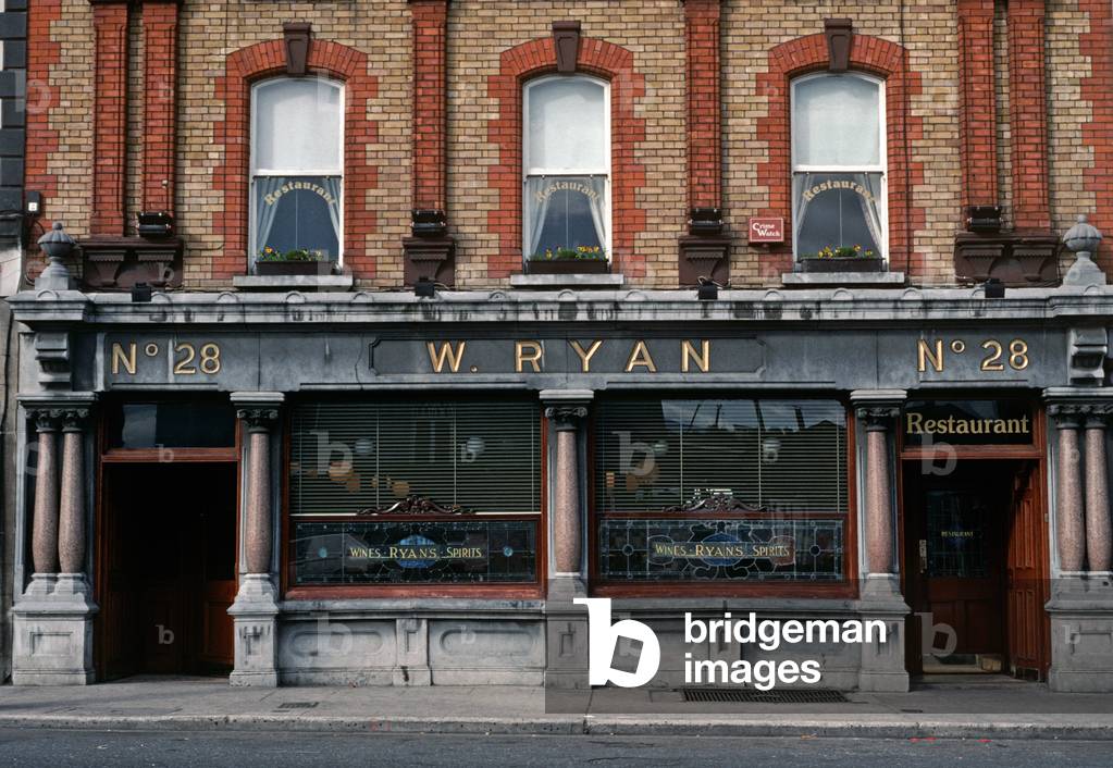 Ryan's Bar of Parkgate, Dublin. one of the few pubs which James Joyce was barred from. Ireland (photo)