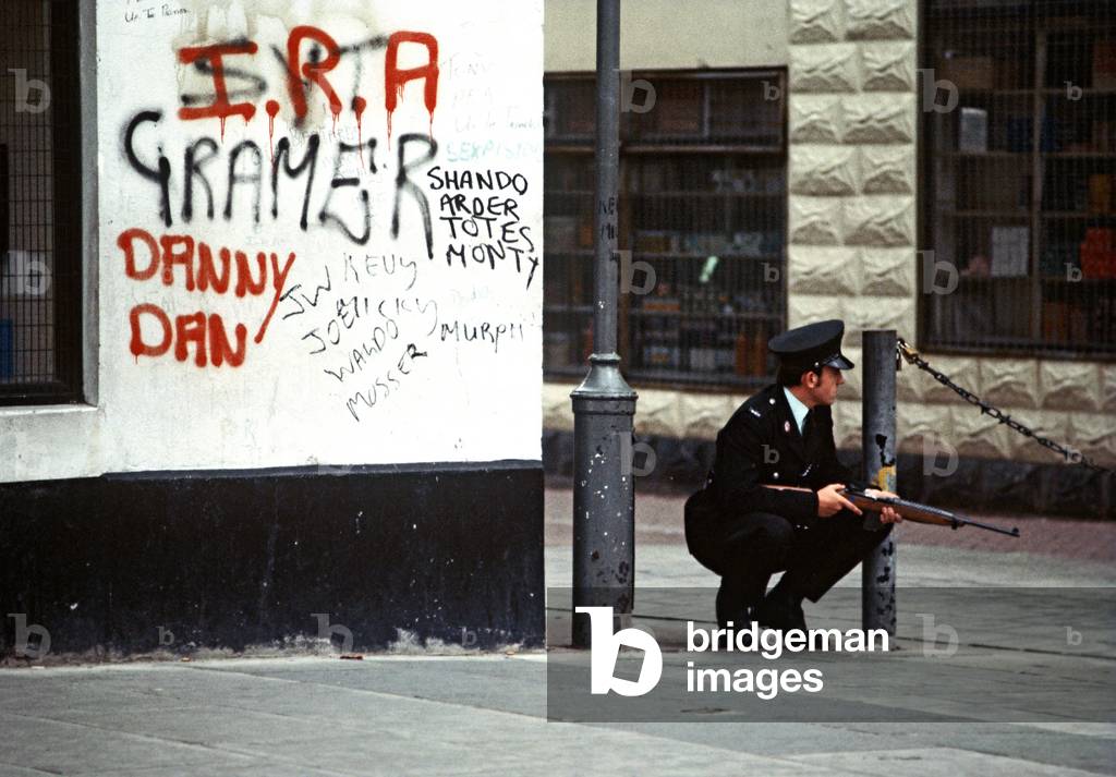 RUC, Royal Ulster Constabulary, policeman on patrol in Belfast City centre during The Troubles, Northern Ireland, 1976 (photo)