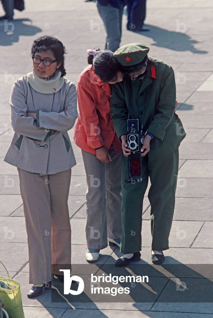 Taking photographs at the Linggu Pagoda, Nanjing, China, 1979 (photo)