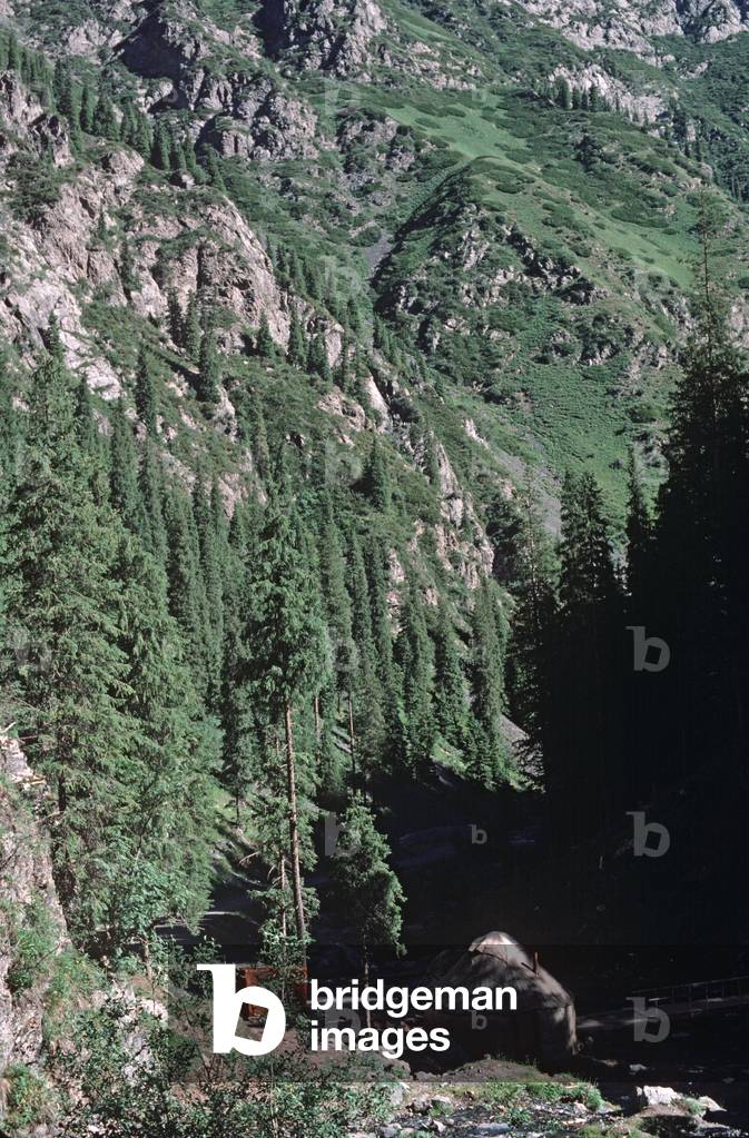 Kazakh yurt in hills North of Urumqi, Xinjiang Province, China (photo)