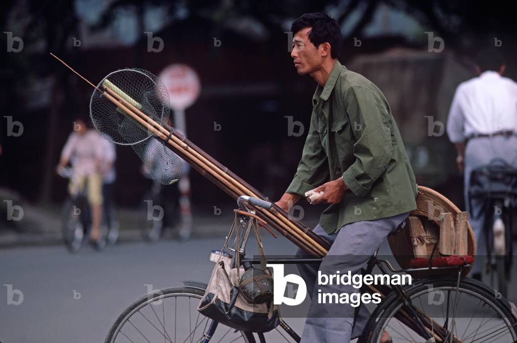 fisherman on bicycle, Shaoxing, China (photo)
