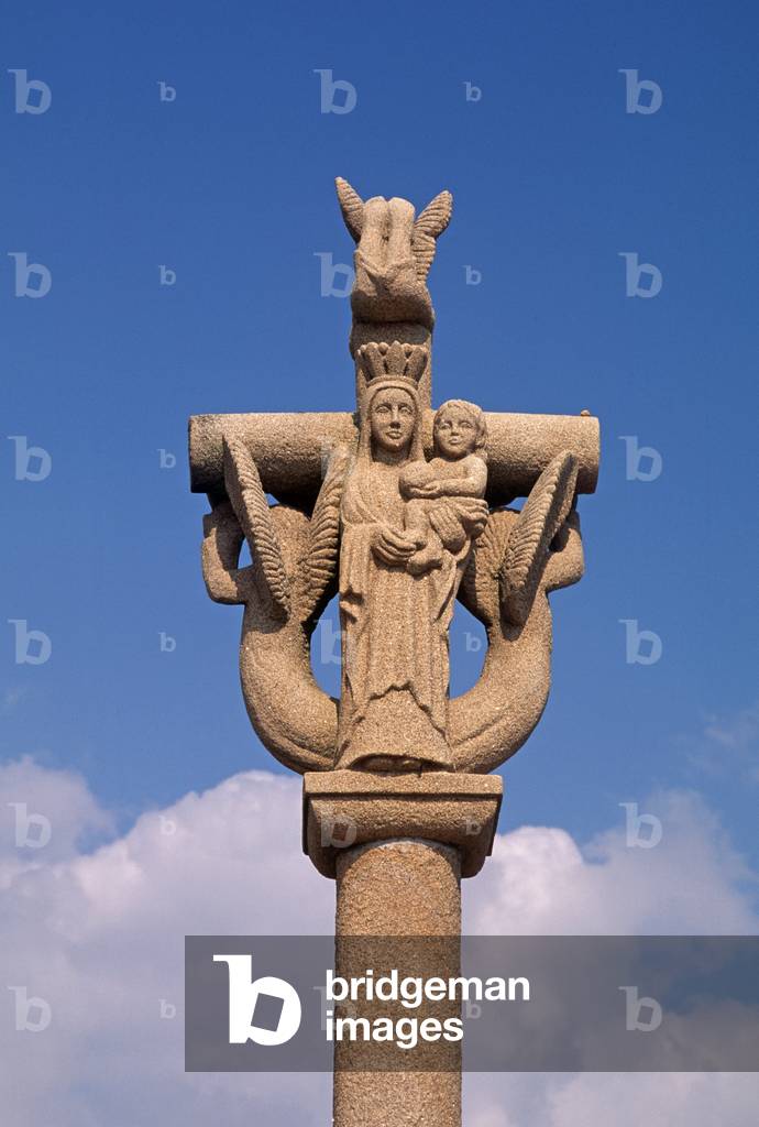 Sea memorial at Le Pouldu, Cap Finistere, Brittany, France (photo)