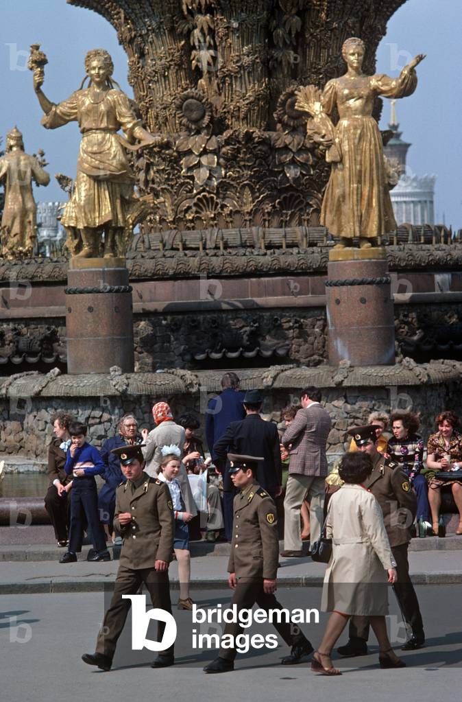 Russian soldiers walking past Soviet style architecture fountains in Pavilion of Economic Achievement, Moscow, Russia (photo)