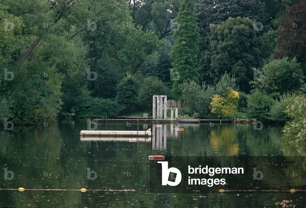 Swimming pond o Hampstead Heath, North London, England, UK (photo)