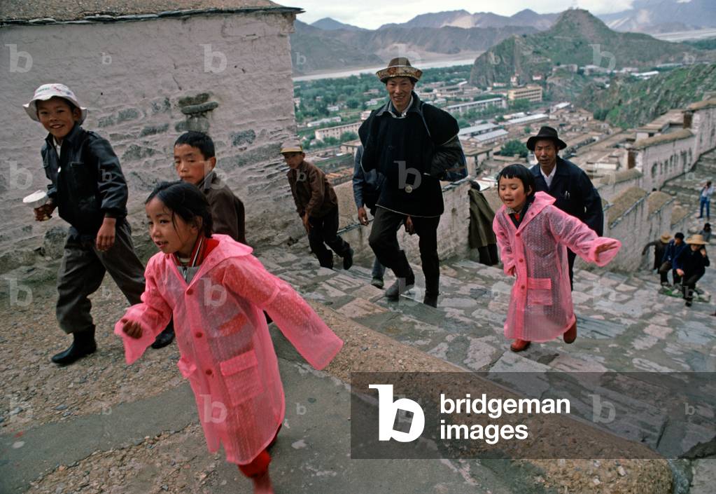 Buddhist pilgrims visiting Potala Palace, Lhasa (photo)