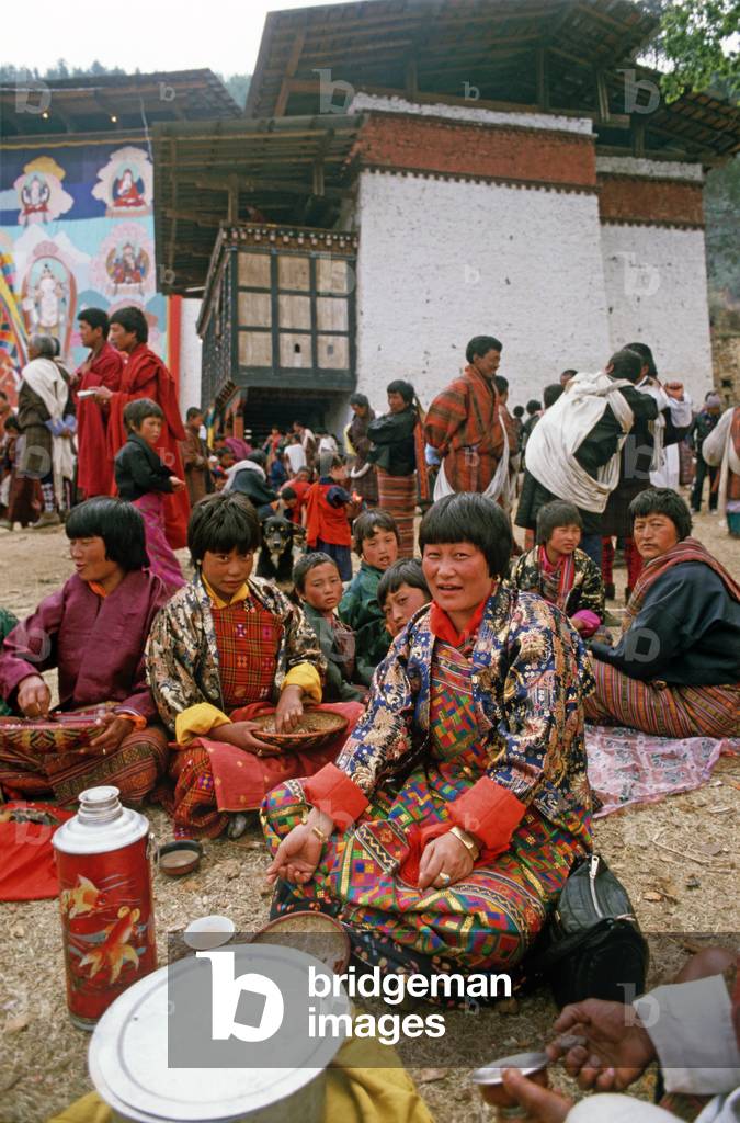 Bhutanese families having lunch at the Paro Tshechu, mask dance festival, in the Paro Dzong, Bhutan (photo)