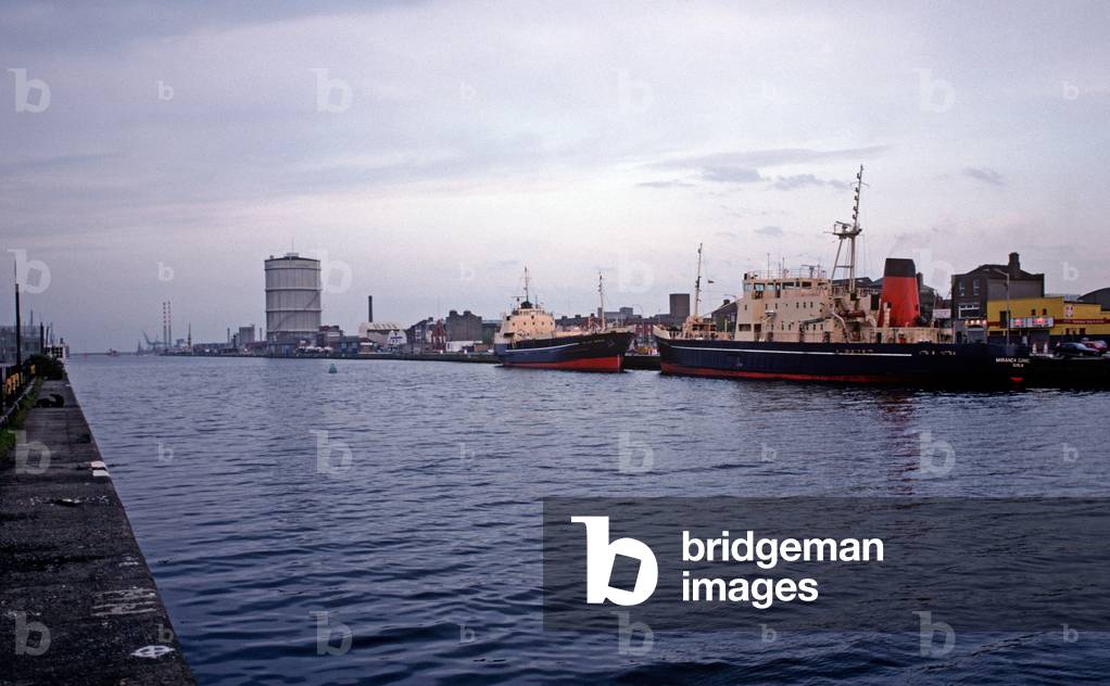 Guinness boats moored at Sir John Rogerson's Quay from the North Wall, Dublin, as referred to in James Joyce 'Ulysses', Ireland (photo)