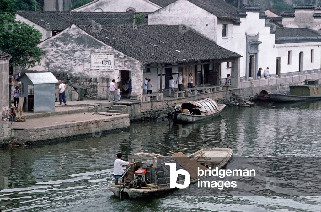 Motorized barges on Shaoxing Grand Canal, China (photo)