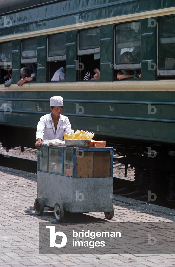 food vendors, Yinchuan Lanzhou railway, Ningxia Hui Province, China (photo)