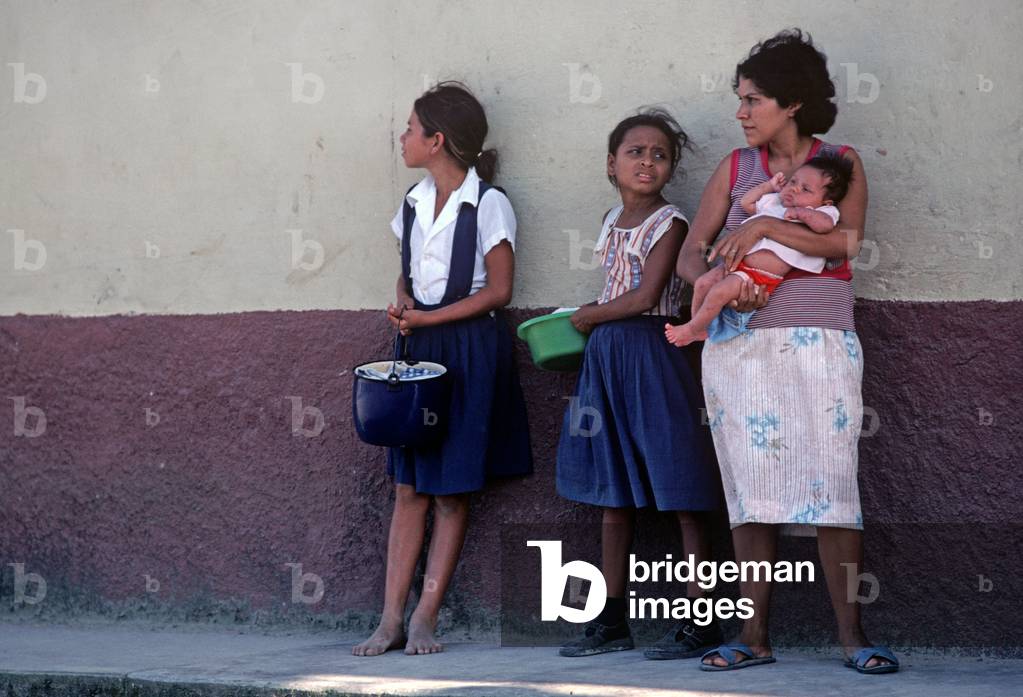 Woman with baby in Isletas, small town in Isletas banana plantation. Honduras (photo)