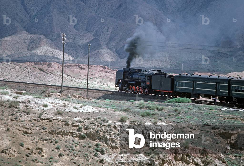 Yinchuan Lanzhou Railway, Ningxia Hui Province, China (photo)