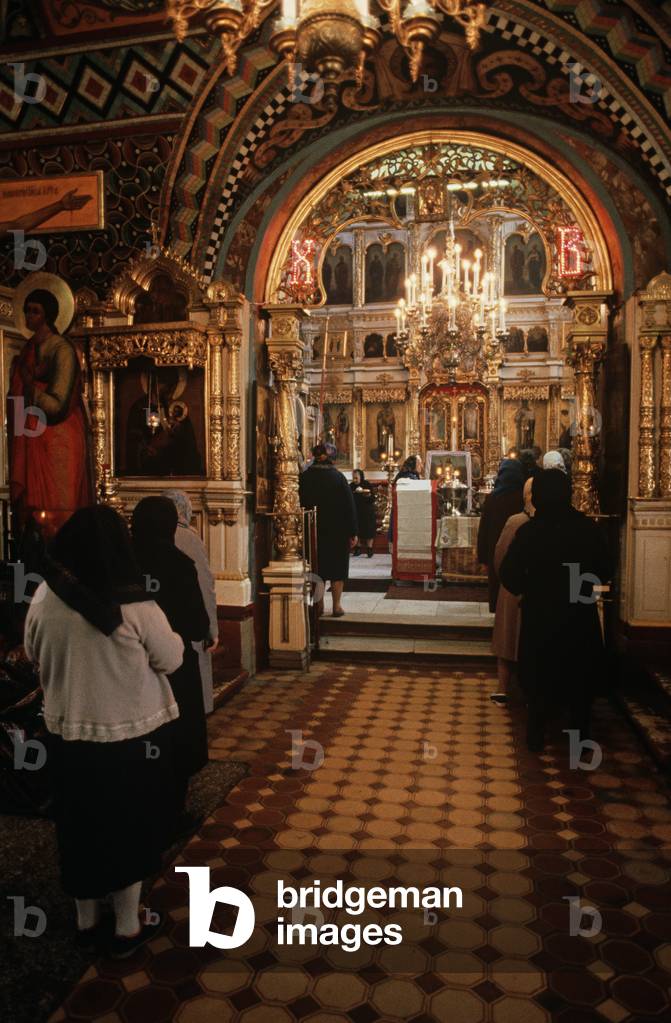 Congregation of Russian Orthodox church of St Peter and St Paul, Moscow, Russia (photo)