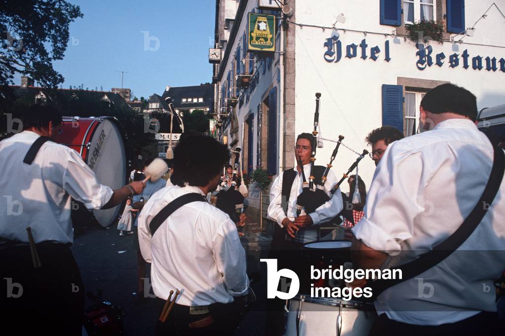 Breton musicians, traditional Breton pipes, Brittany, France (photo)
