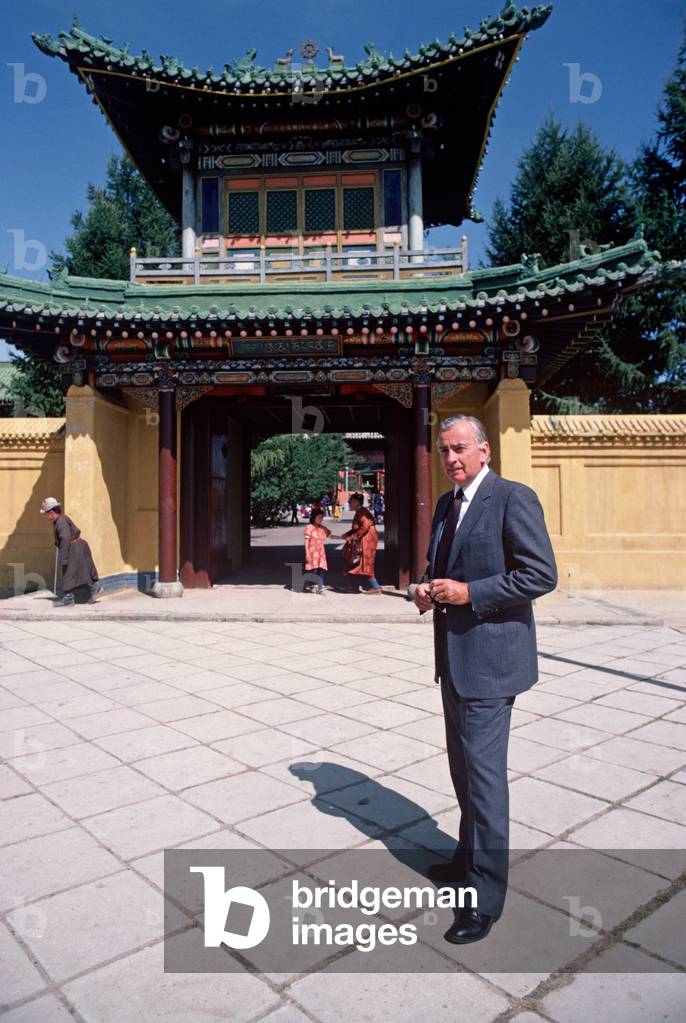 Gore Vidal in front of a gate leading to the Buddhist Monastery complex in Ulan Bator, Mongolia, 1982 (photo)