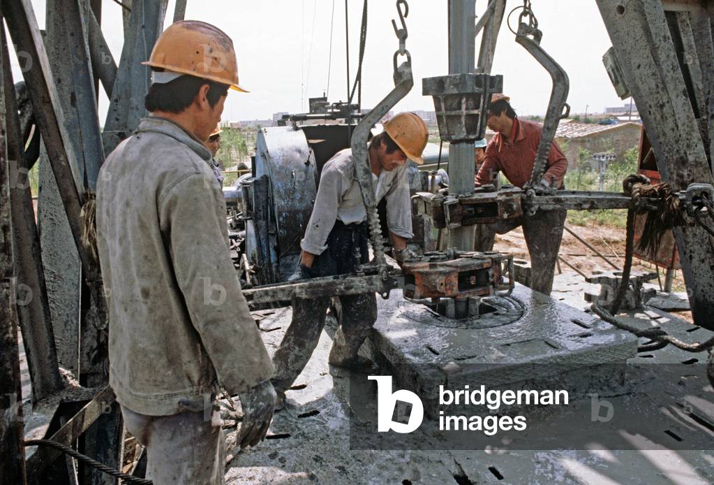 Oil well riggers, Daqing Oil Fields, Heilongjiang Province, China (photo)