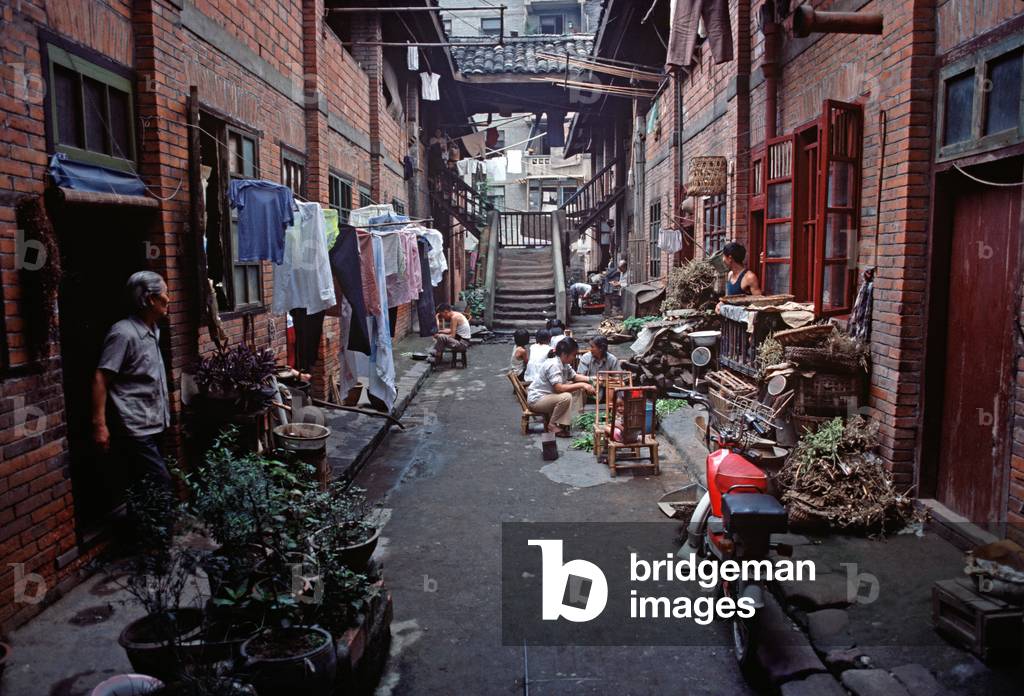 Family life in one of the many crowded Chengdu City alleyways, Southwest China, China (photo)
