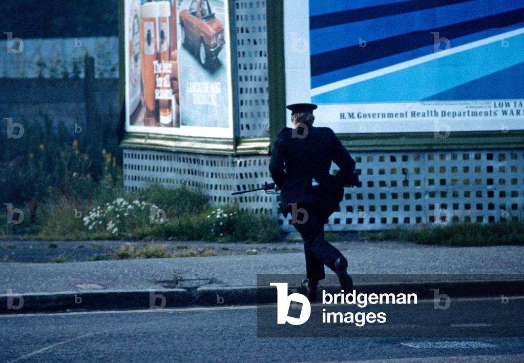 RUC, Royal Ulster Constabulary, Policeman on Patrol in Belfast City Centre during The Troubles, Northern Ireland, 1978