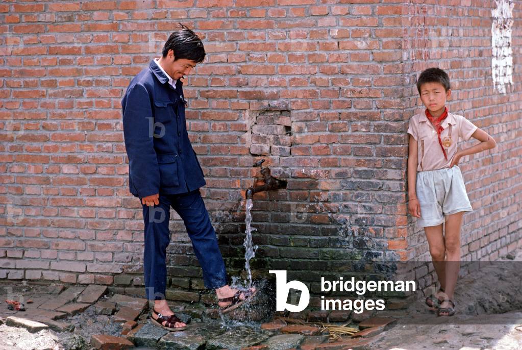 washing feet, Daqing, Heilongjiang Province, China (photo)