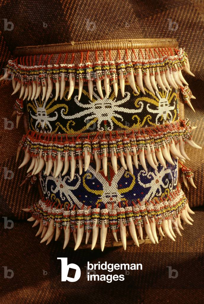 Marsupio con motivo maschere perline e tre file di zanne di leopardo da Sarawak, Malesia (tecnica mista)