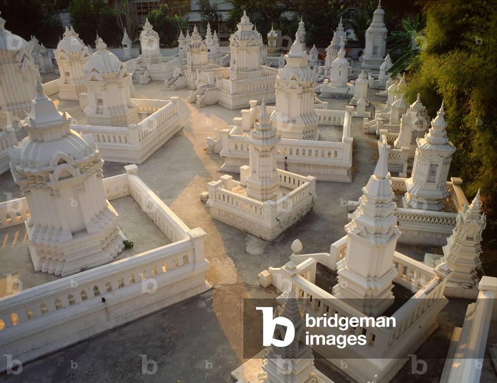 Chedis containing the ashes of Chiang Mai Royal Family (photo)