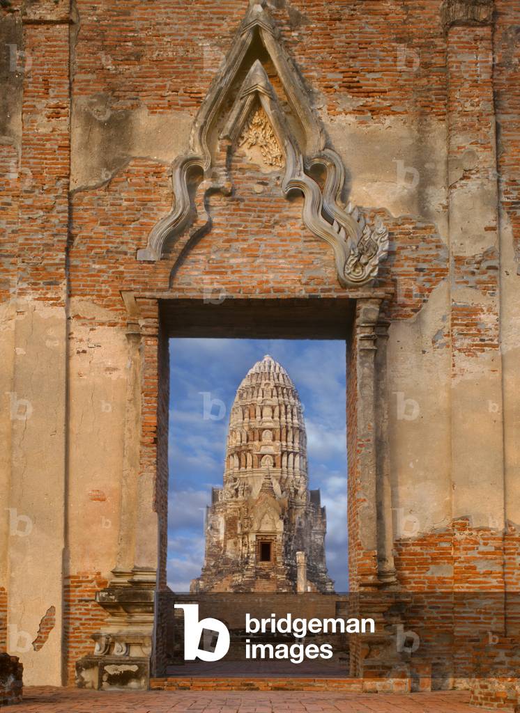 Ruins of the Viharn and F prang at Wat Ratchaburana (photo)