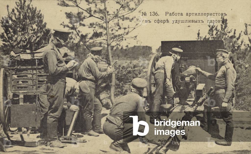 Russian artillery soldiers wearing improvised protective masks against poison gas, World War I, 1916 (b/w photo)