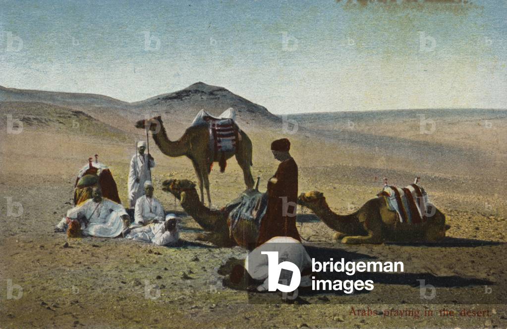 Arabs praying in the desert (photo)