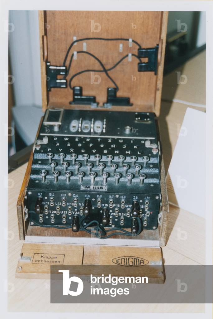 Enigma decoding machine (photo)